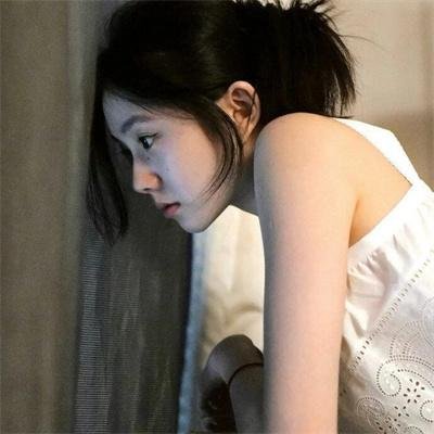 独自在夜晚的海边